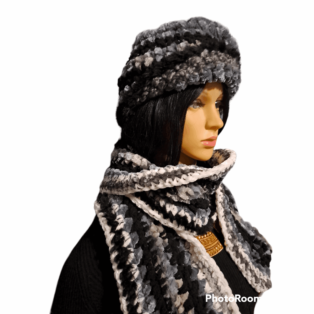 Queen Of Winter Hat & Scarf Set