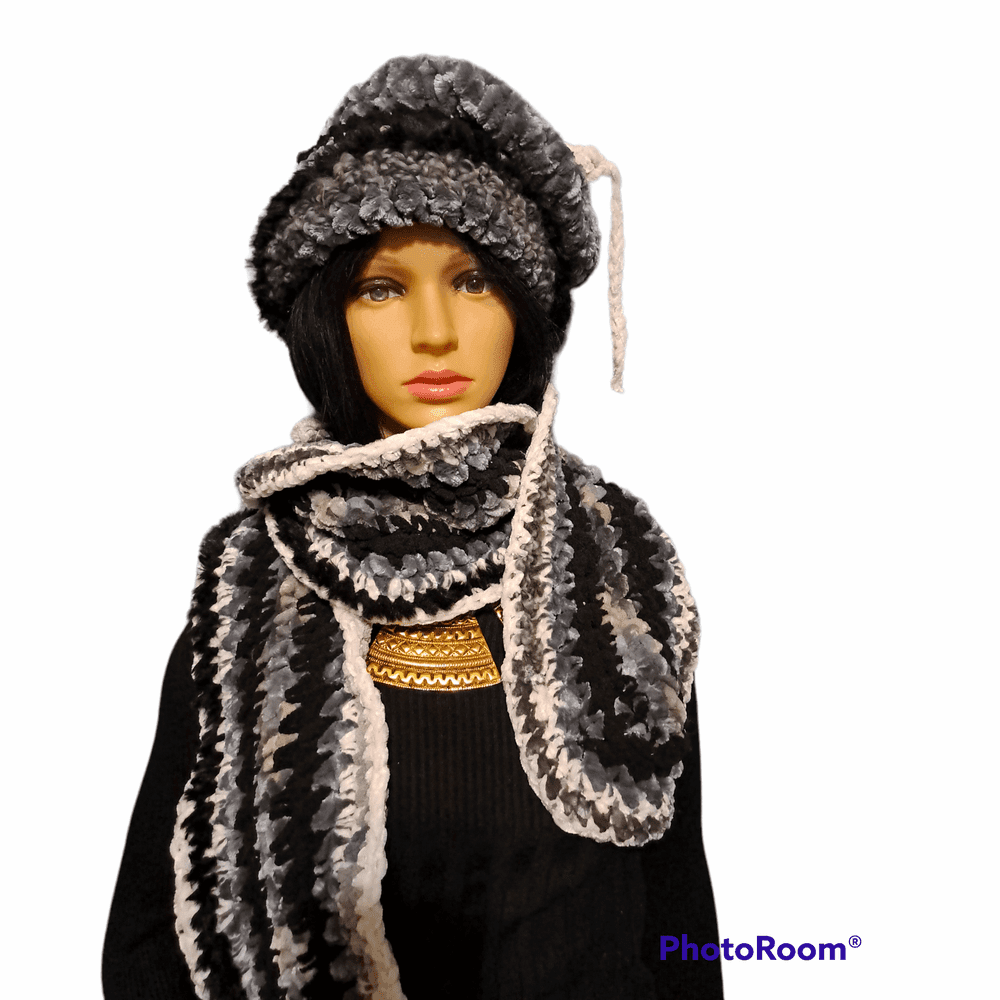 Queen Of Winter Hat & Scarf Set